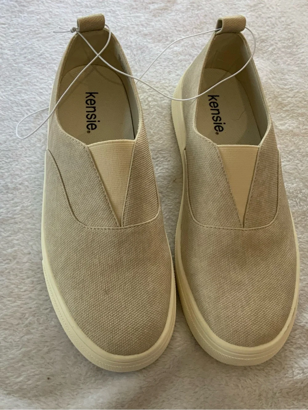 kensie women’s  Slip-On Canvas Sneakers in Beige nwt size 8. SKU 3247